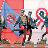 นักเล่นละครประวัติศาสตร์สวมชุด Hussars เต้นรำกับ 'toborzó' ดนตรีประกอบประวัติศาสตร์