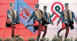 นักเล่นละครประวัติศาสตร์สวมชุด Hussars เต้นรำกับ 'toborzó' ดนตรีประกอบประวัติศาสตร์