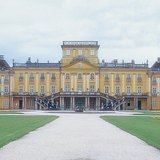 ด้านหน้าของพระราชวังเอสเตอร์ฮาซีใน Fertőd (ยุคค.ศ. 1760, บาร็อค)