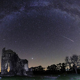 ดาวตก Perseid พุ่งข้ามท้องฟ้าโดยมีดาวพฤหัสบดีเป็นฉากหลัง