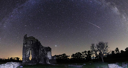 ดาวตก Perseid พุ่งข้ามท้องฟ้าโดยมีดาวพฤหัสบดีเป็นฉากหลัง