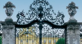 ประตูเหล็กดัดของพระราชวัง เอสเตอร์ฮาซีใน Fertőd