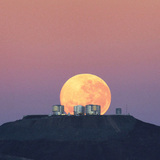 พระจันทร์ขึ้นเหนือกล้องโทรทรรศน์ขนาดใหญ่มาก (VLT)