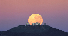 พระจันทร์ขึ้นเหนือกล้องโทรทรรศน์ขนาดใหญ่มาก (VLT)