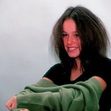 ประจุไฟฟ้าของเสื้อสเวตเตอร์เป็นสิ่งที่ตรงกันข้ามกับเส้นผมของเราเมื่อแต่งตัว