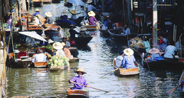 ตลาดริมแม่น้ํา