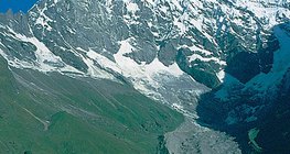 ธารน้ําแข็งไหลผ่านลางตัง ลีรุงที่มีความสูง 7,234 เมตรในเทือกเขาหิมาลัย