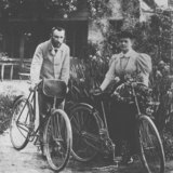 Pierre Curie (ค.ศ.1859-1906) และภรรยาของเขา Marie Curie (ค.ศ.1867-1934)