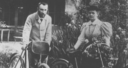 Pierre Curie (ค.ศ.1859-1906) และภรรยาของเขา Marie Curie (ค.ศ.1867-1934)