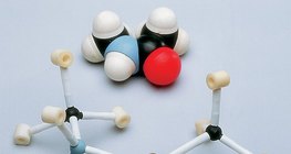 แบบจำลองการเติมช่องว่างและลูกบอลและแท่งของโมเลกุล N-methylacetamide
