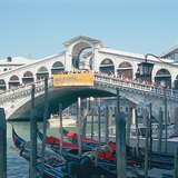 สะพานริอัลโตที่ทอดข้ามคลองแกรนด์ในเวนิส ประเทศอิตาลี