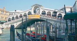 สะพานริอัลโตที่ทอดข้ามคลองแกรนด์ในเวนิส ประเทศอิตาลี