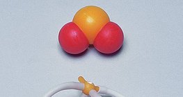 แบบจำลองการเติมช่องว่างและแท่งของโมเลกุลซัลเฟอร์ไดออกไซด์