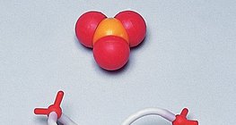 แบบจำลองการเติมช่องว่างและแท่งของโมเลกุลซัลเฟอร์ไตรออกไซด์