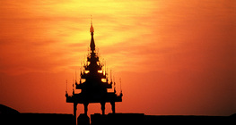 ป้อมปราการของพระราชวังมัณฑะเลย์ยามพระอาทิตย์ตก