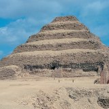 ปิรามิด Djoser (ประมาณ 2,600 ปีก่อนคริสตกาล, อียิปต์)