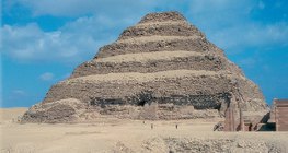 ปิรามิด Djoser (ประมาณ 2,600 ปีก่อนคริสตกาล, อียิปต์)
