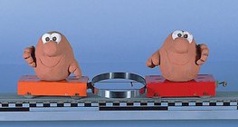 การผลักวัตถุสองชิ้นออกไปด้วยสปริง