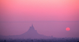 ปราสาทมอนเตอากูโดยามพระอาทิตย์ตกดิน