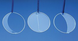 แสดงให้เห็นว่าโมเลกุลของของเหลวถูกดึงดูดซึ่งกันและกัน