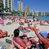 อาบแดดบนชายหาด