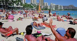 อาบแดดบนชายหาด