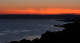 พระอาทิตย์ตกหลังภูเขาไฟระเบิด