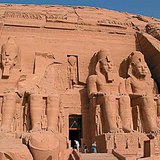 ทางเข้าวัดหินของ Ramesses II (อาบูซิมเบล อียิปต์ 1,300 ปีก่อนคริสตกาล)
