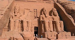 ทางเข้าวัดหินของ Ramesses II (อาบูซิมเบล อียิปต์ 1,300 ปีก่อนคริสตกาล)