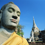 พระพุทธรูปที่มีวัดอยู่ด้านหลัง