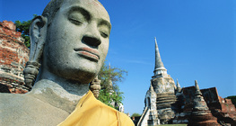 พระพุทธรูปที่มีวัดอยู่ด้านหลัง