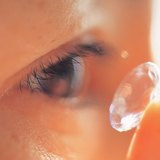 การใส่คอนแทคเลนส์