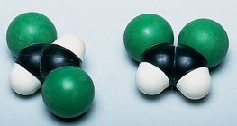 แบบจำลองการเติมช่องว่างของโมเลกุลทรานส์และซิส-1,2-ไดคลอโรเอทีน