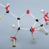 แบบจำลองการเติมช่องว่างและลูกบอลและแท่งของโมเลกุล β-D-ฟรุกโตส