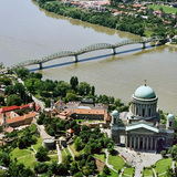 ทิวทัศน์ของ Esztergom ฮังการีและมหาวิหาร