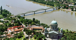 ทิวทัศน์ของ Esztergom ฮังการีและมหาวิหาร