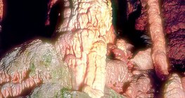 หินงอกหินย้อยในถ้ำบาลาตอนที่อยู่ในอุทยานอักกเตเลก คาร์ซท์