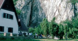 ทางเข้าถ้ำบาลาตอนที่อยู่ในอุทยานอักกเตเลก คาร์ซท์