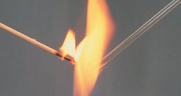 การตรวจสอบการติดไฟของแก้วและแท่งไม้