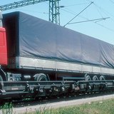 รถไฟขบวนสินค้าบรรทุกรถบรรทุก