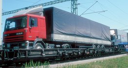 รถไฟขบวนสินค้าบรรทุกรถบรรทุก
