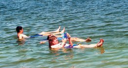 คนอาบน้ําในทะเลเดดซี