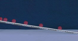 ลูกบอลกลิ้งลงทางลาด