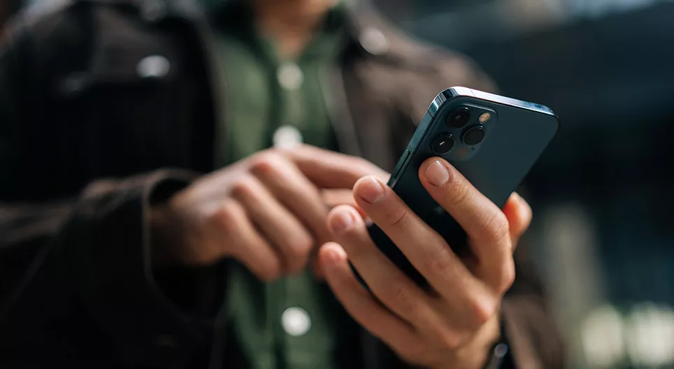 ความมหัศจรรย์ทางแม่เหล็กไฟฟ้า: หลักการฟิสิกส์เบื้องหลังโทรศัพท์มือถือ