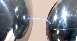 สายฟ้าจากเครื่องกำเนิดไฟฟ้าสถิตแบบแวน เดอ แกรฟฟ์