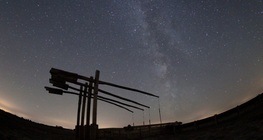 ภายใต้ท้องฟ้าที่เต็มไปด้วยดวงดาว