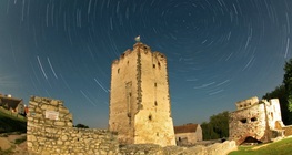 ซากปรักหักพังและปราสาทในเวลากลางคืน