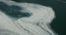 แม่น้ำเกาะตัวเป็นน้ำแข็ง